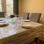 Cosy 3-Bedroom House, Stones Throw To Beach