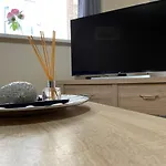Cosy 3-Bedroom House, Stones Throw To Beach