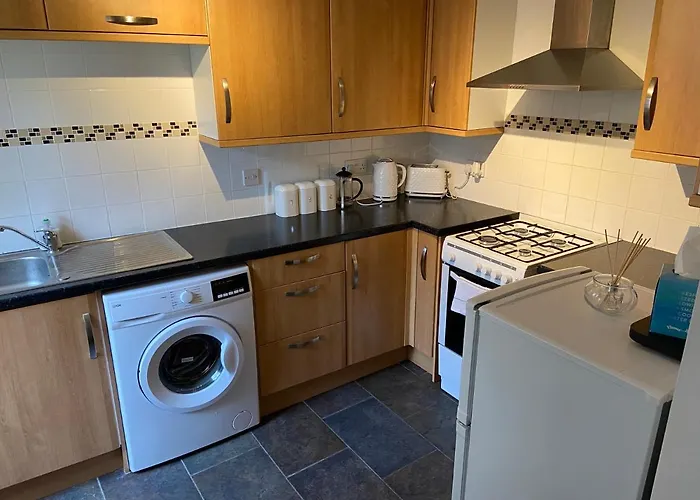 Cosy 3-Bedroom House, Stones Throw To Beach
