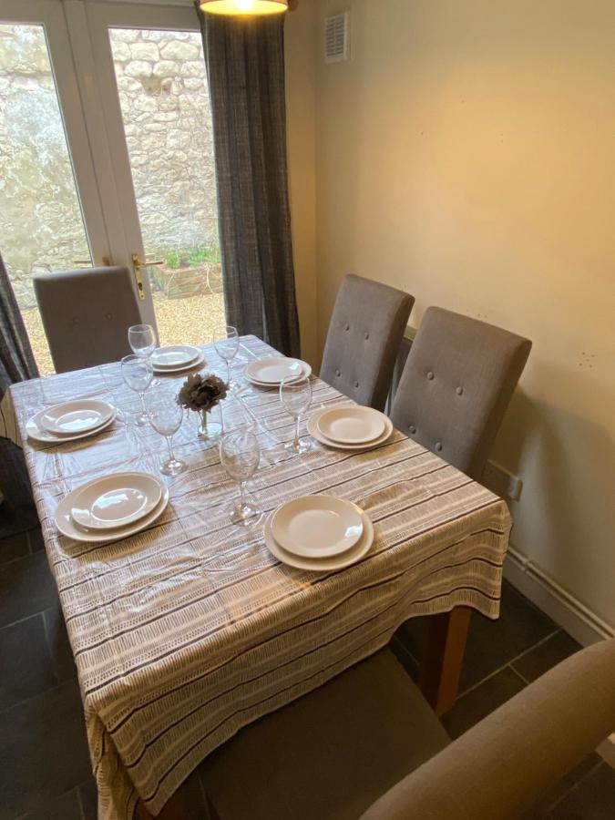 Cosy 3-bedroom House, Stones Throw To