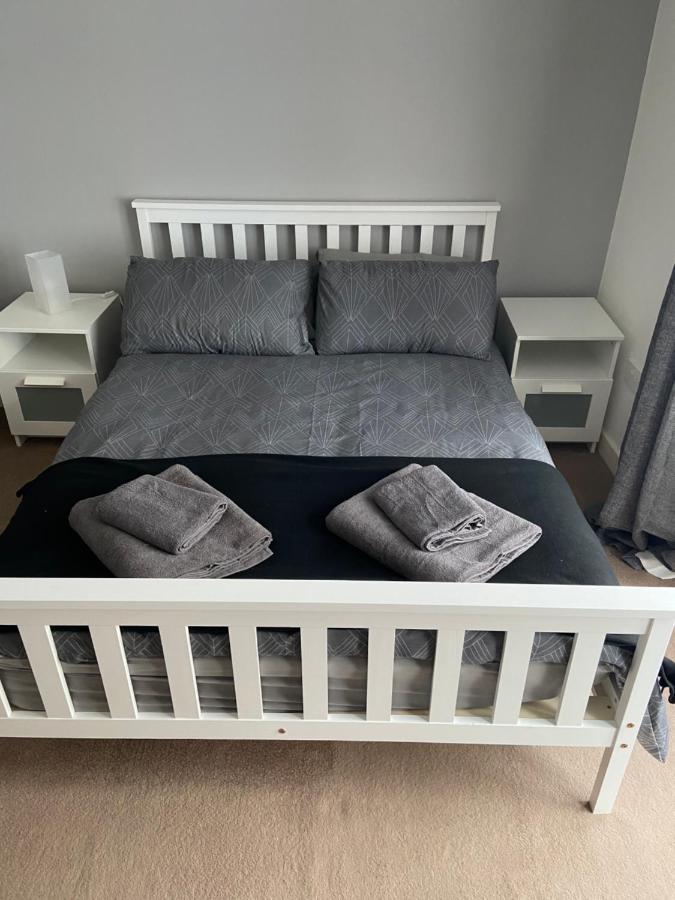 Cosy 3-bedroom House, Stones Throw To