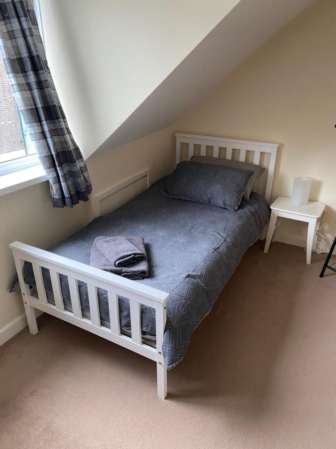 Cosy 3-bedroom House, Stones Throw To Holiday home *